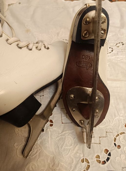 Коньки - 2 пари шкіра натуральна