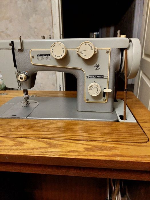 Подольск 142, швейна машина з тумбою