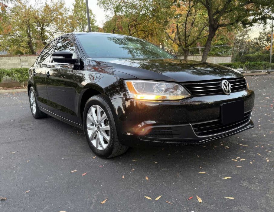 Volkswagen Jetta SE with Connectivity      2014