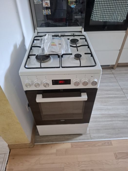 Kuchenka gazowa z pekarnikiem elektrycznym oraz  temoobiegiem