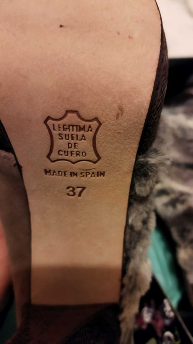 Sapatos NOVOS com etiqueta Custo Barcelona sola de couro (tamanho 37)