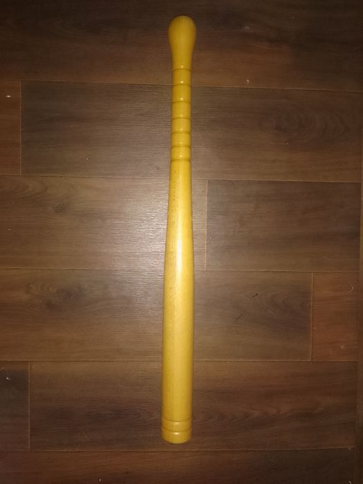 Бита деревянная.