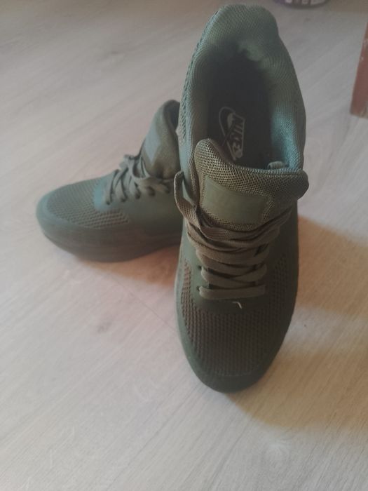 Продам кроссовки