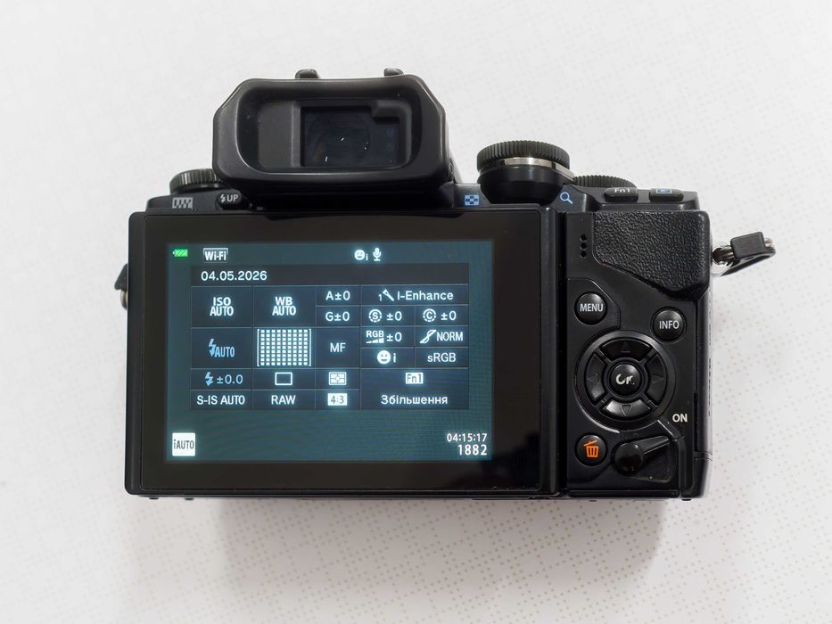 Olympus OM-D E-M10 Body + оригінальний хват ECG-1 (Комплект)