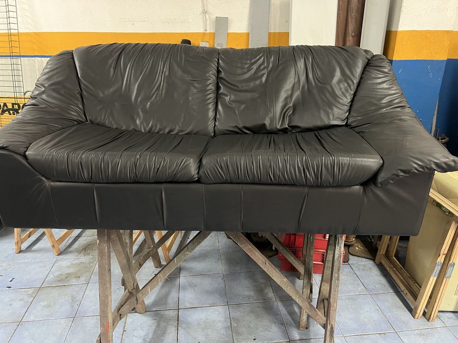 Conjunto sofas em pele preta
