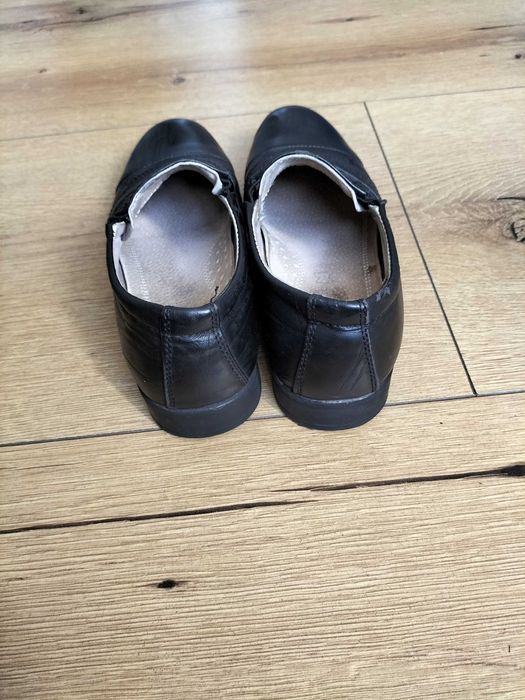 Czarne chłopięce buty galowe