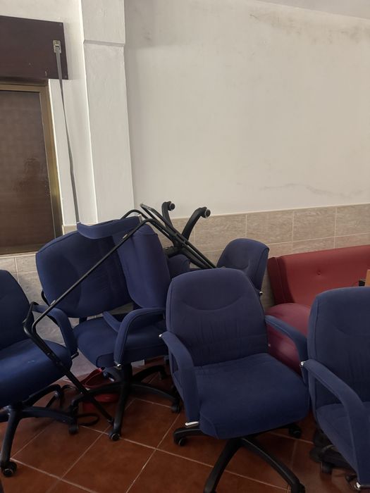 Material de Escritório – Mesa + 8 Cadeiras + 4 Armários | Oportunidade