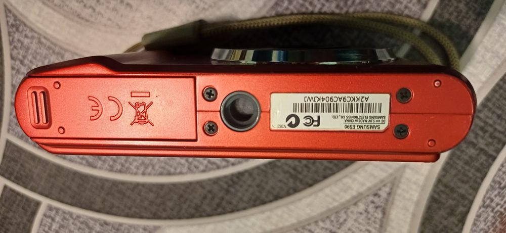 Цифровой компактный фотоаппарат Samsung ES90 красного цвета.