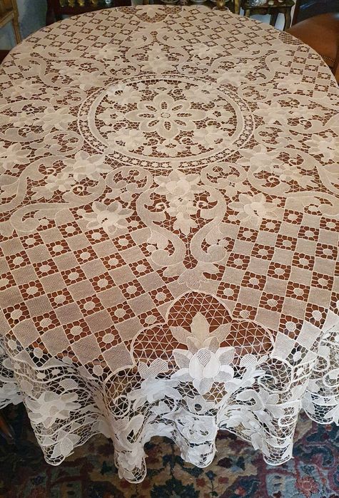 Toalha de mesa, bordado de Veneza.