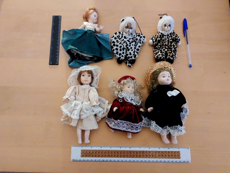 Lote de 6 pequenas bonecas de porcelana