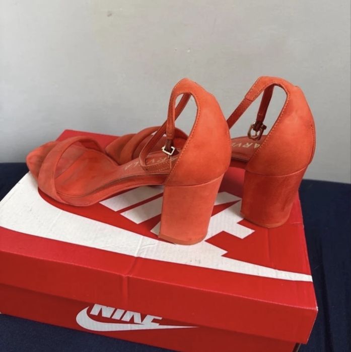 Pomaranczowe szpilki Carvela