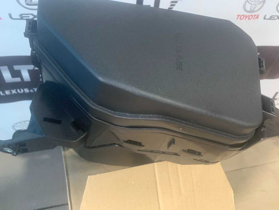 Корпус запобіжників Toyota Venza 2020-