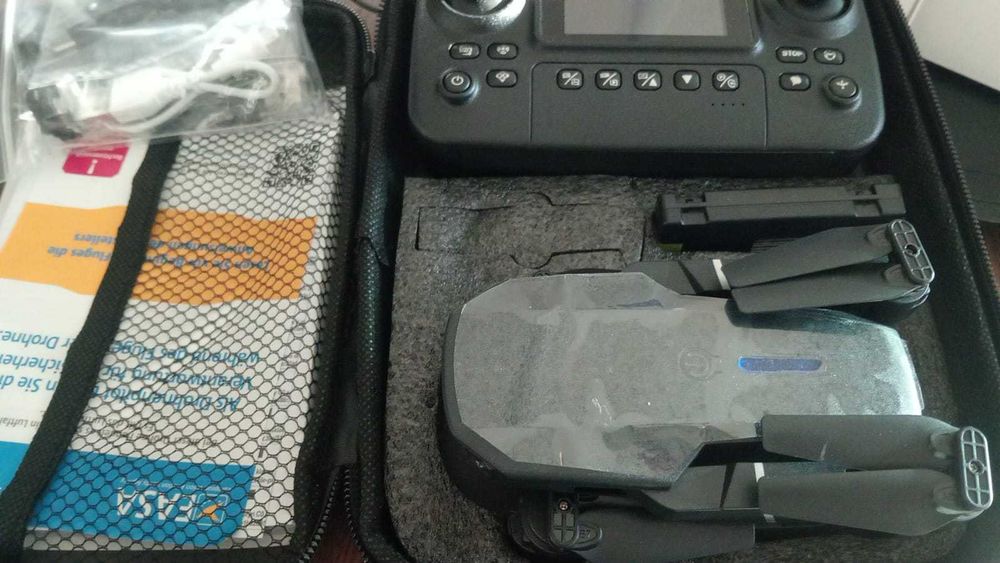 Drone E88 Pro – NOVO LACRADO – Comando COM ECRÃ + 2 Baterias