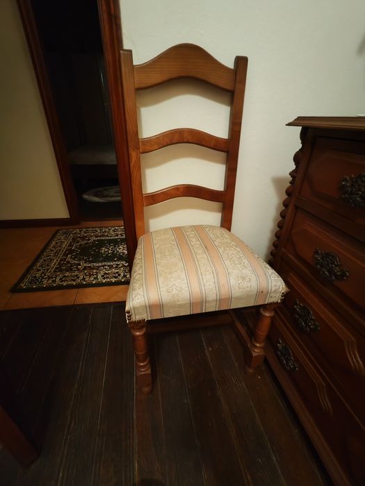 Cama, cómoda, espelho e cadeira