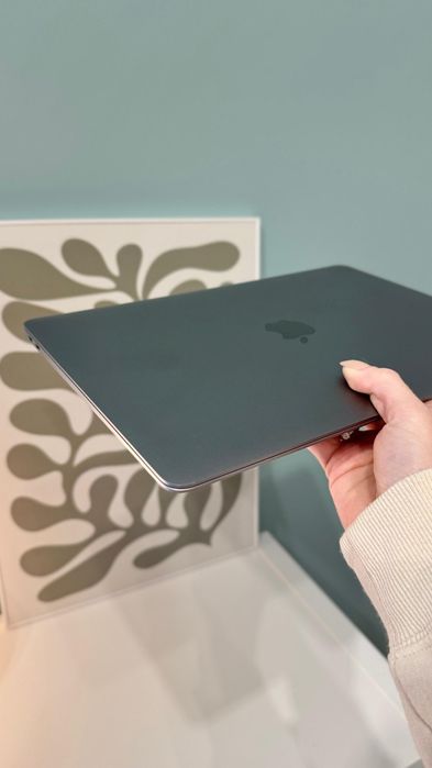MacBook Air M1 13.3"
Pamięć: 8GB RAM
Dysk: 256GB SSD
Ba
