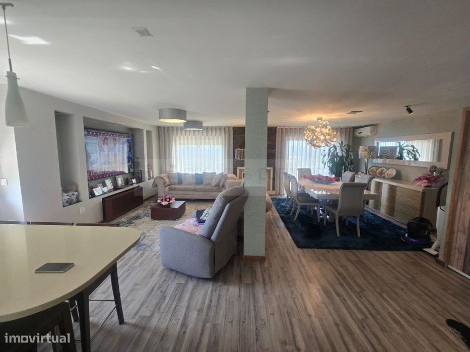 Moradia Gaveto T3 mais escritório e um apartamento T2