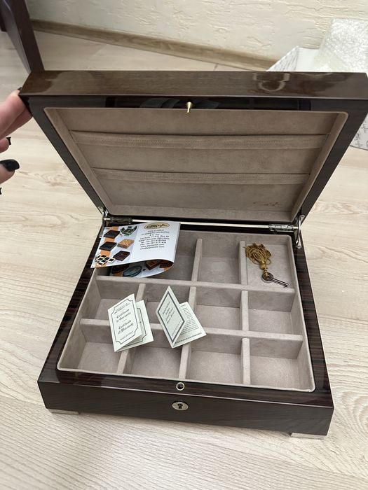 Деревʼяна музична скринька, повністю нова