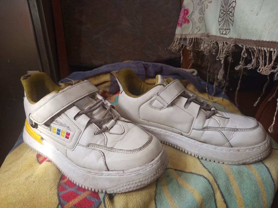 Продам кросовки белые