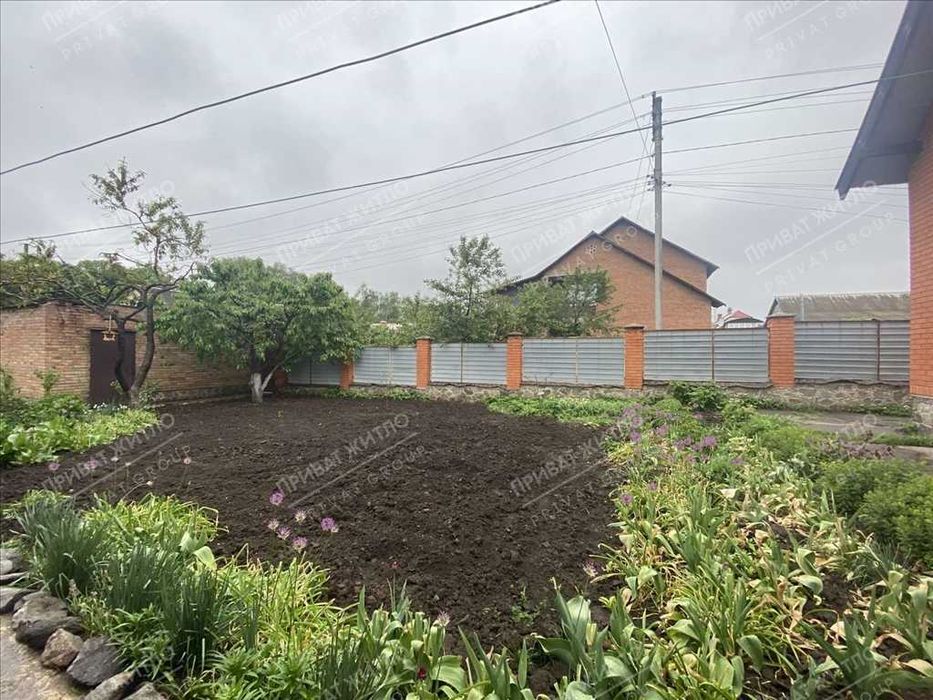 Капітальний будинок, 1 км від Макдональдса.