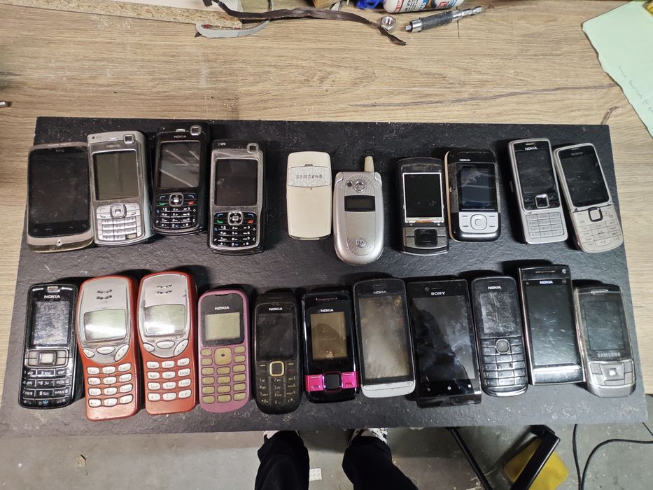 Zestaw  21 telefonów uszkodzone na czesci