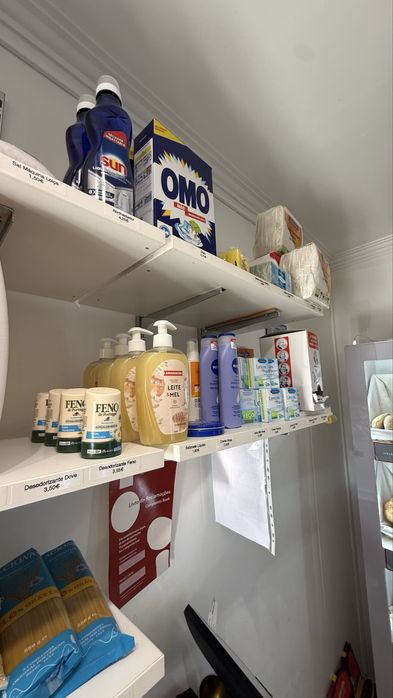 Prateleiras e caixas de fruta e legumes com suporte de parede vintage