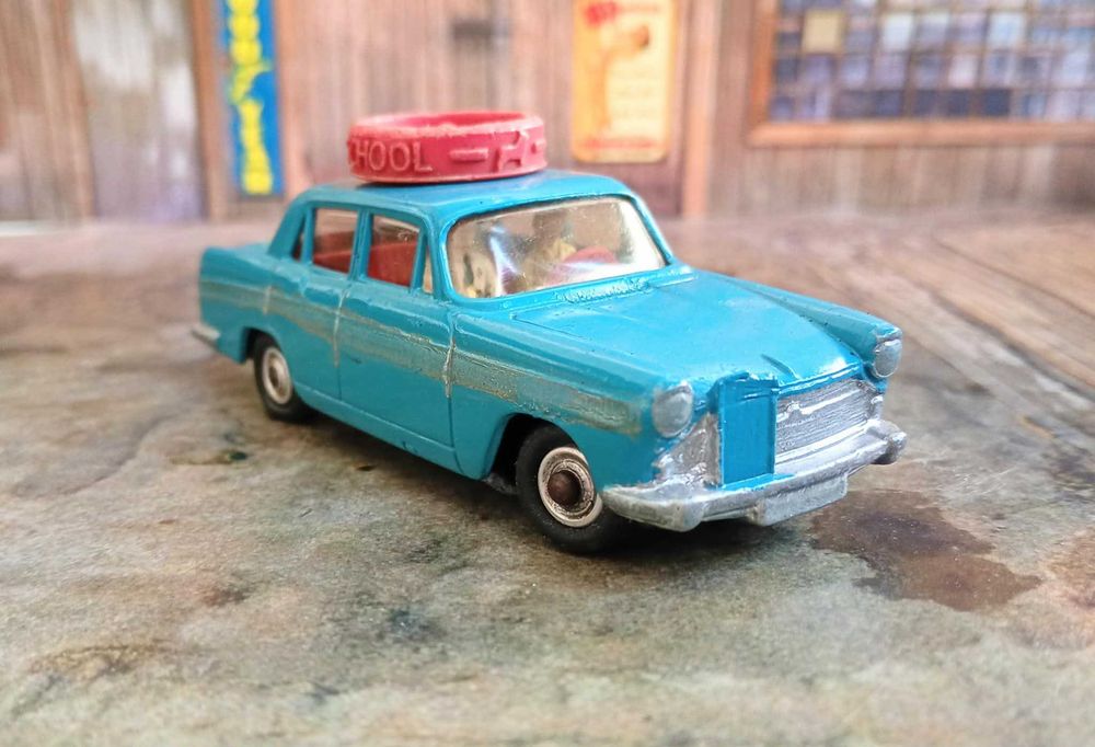 Austin A 60 - De Luxe Saloon Motor School car Corgi Toys n°236 de 1953 1/43