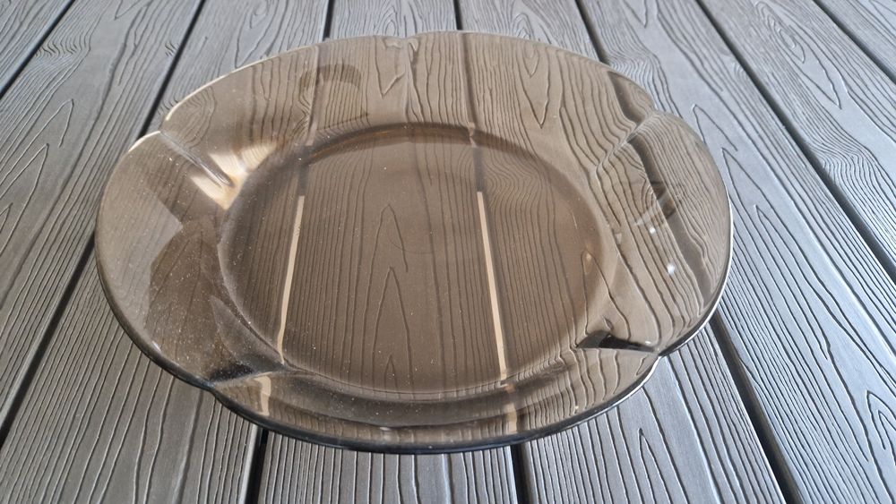 Prato de vidro castanho