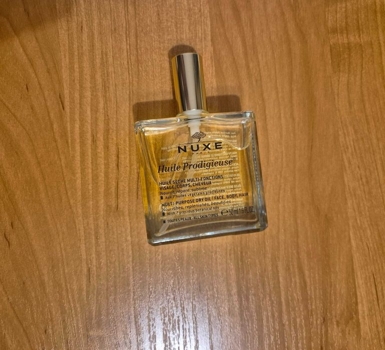 Olejek Nuxe Huile Prodigieuse w szklanej butelce o pojemności 50 ml.