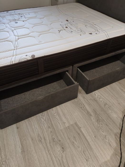 Cama com cabeceira cinza
