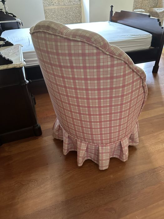 Senhorinha com colcha e almofada a combinar. Fica um quarto lindo