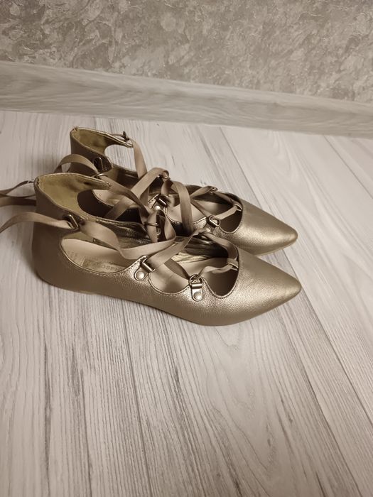 Продам шкіряні сандалі