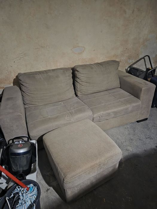Sofá  e colchão ofereço