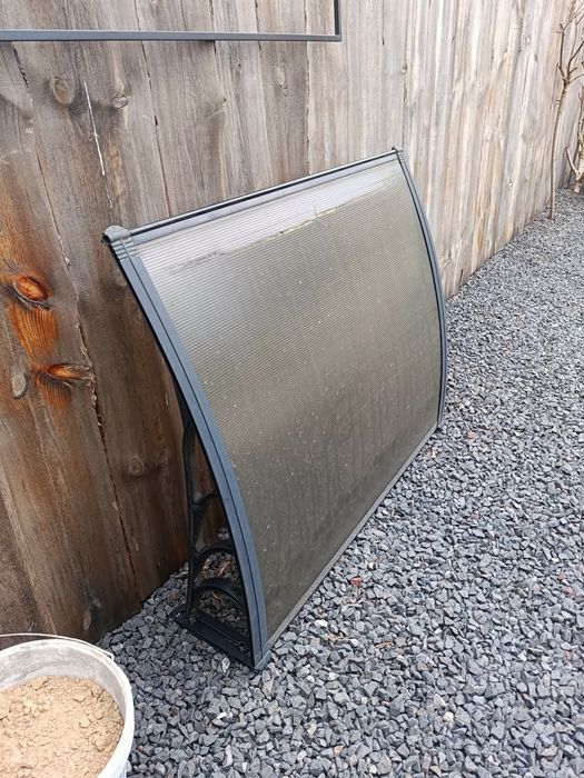 Łukowy daszek nad wejście