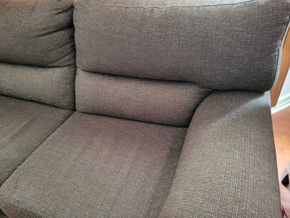 Sofá castanho de sala