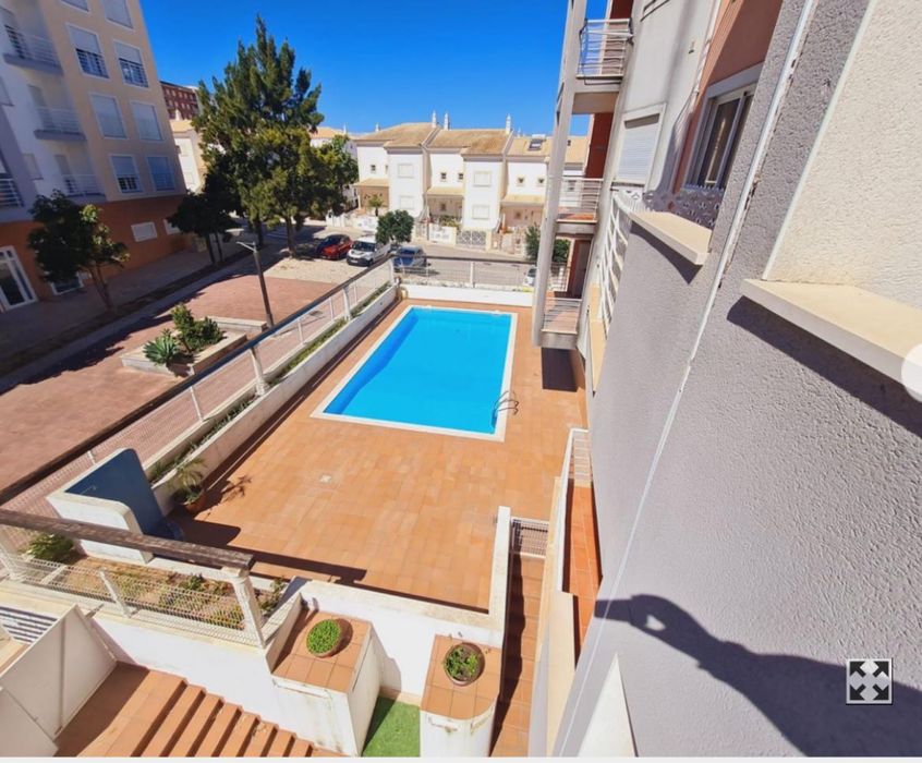 Apartamento T2 ferias condominio garagem 400mts praia
