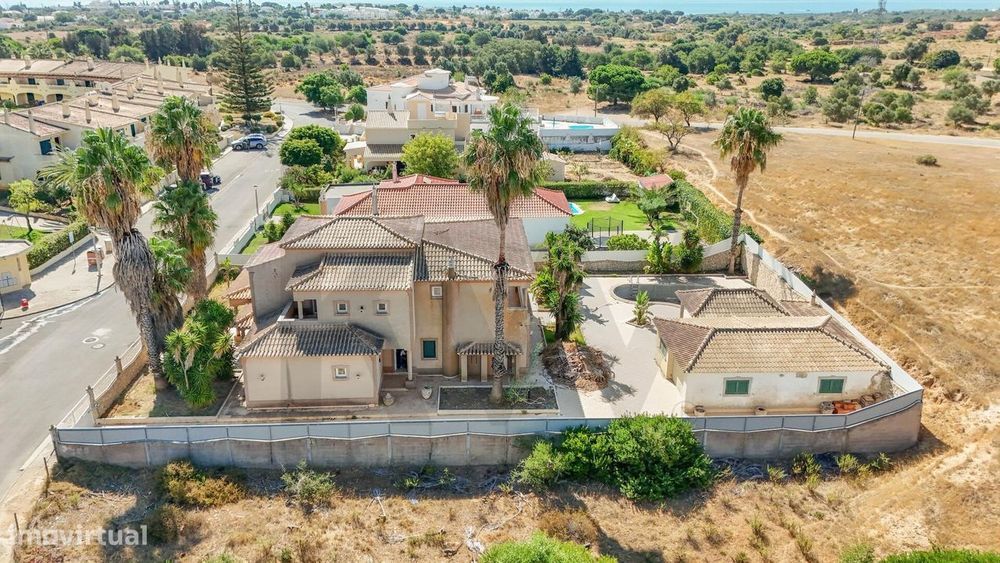 **Moradia T3 com Piscina e Garagem em Porches, Lagoa – Lote de 1.008 m
