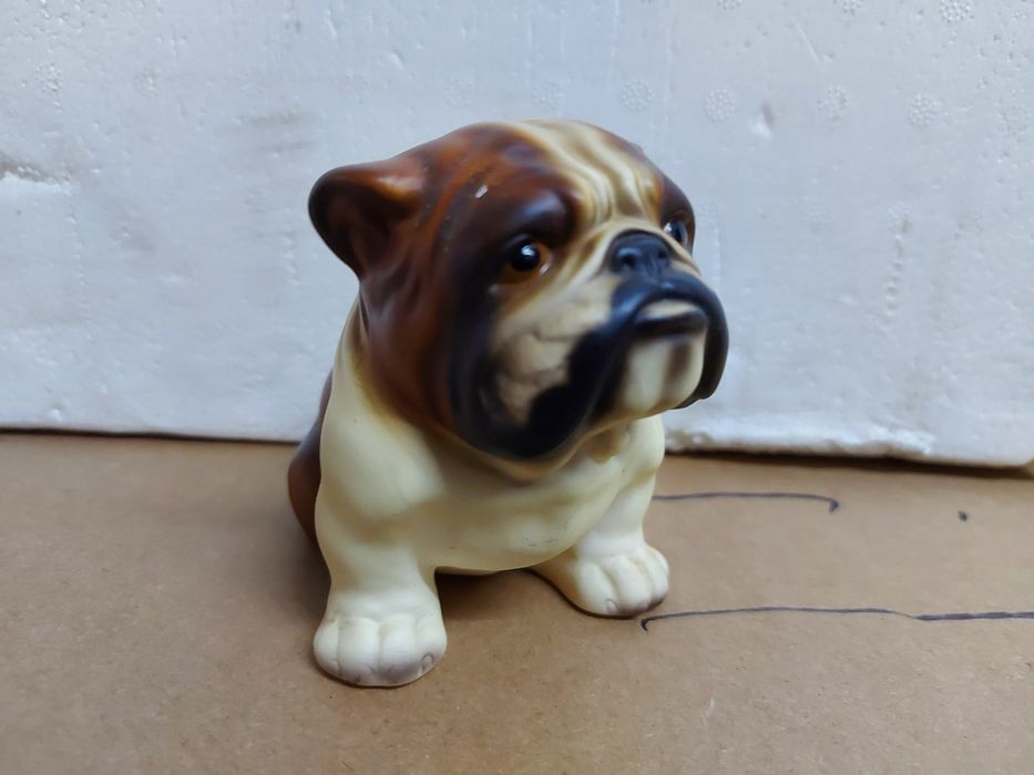 Buldogue em porcelana