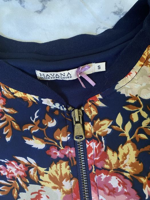 Bluza bomberka zapinana na zamek w kwiaty