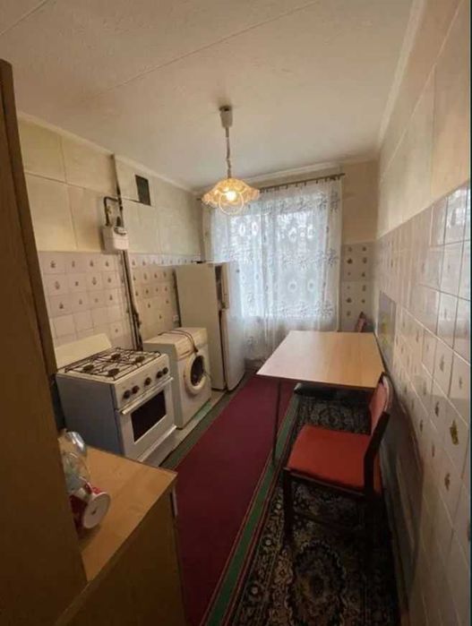 2 кім не кутова на середньому поверсі в районі КАРАВАНА (717908)