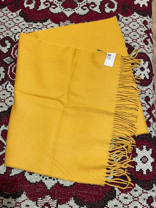 Шарф жовтий, теплий.