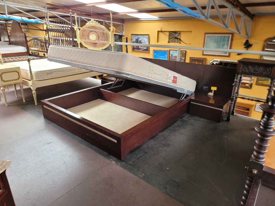 Conjunto de cama com arrumação mais duas mesas de cabeceira e colchão