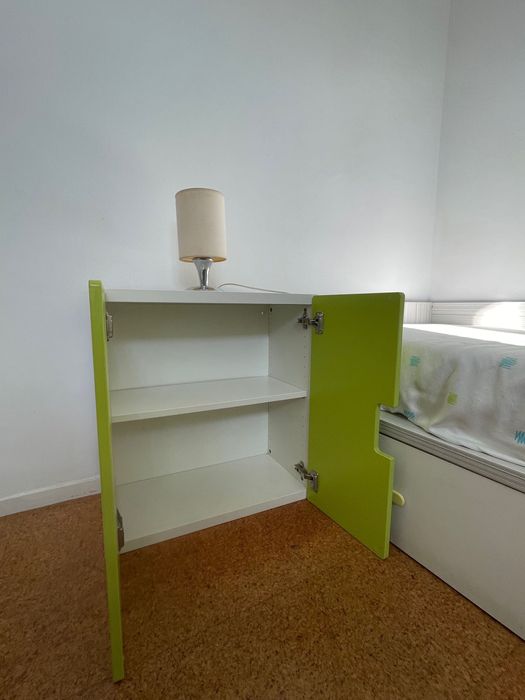 Cama de criança com colchões e armários