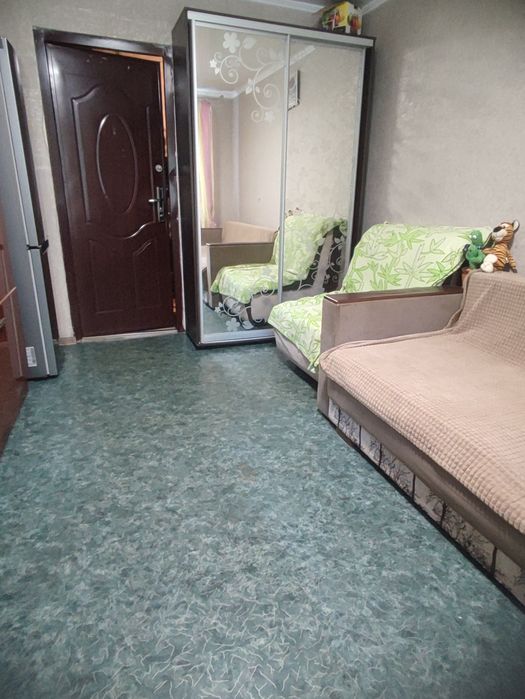 Продам комнату в коммуне на Черемушках, возле парка Горького, рядом рынок.