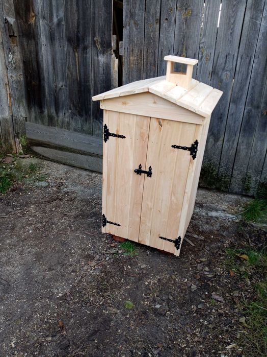 Drewniana wędzarnia ogrodowa