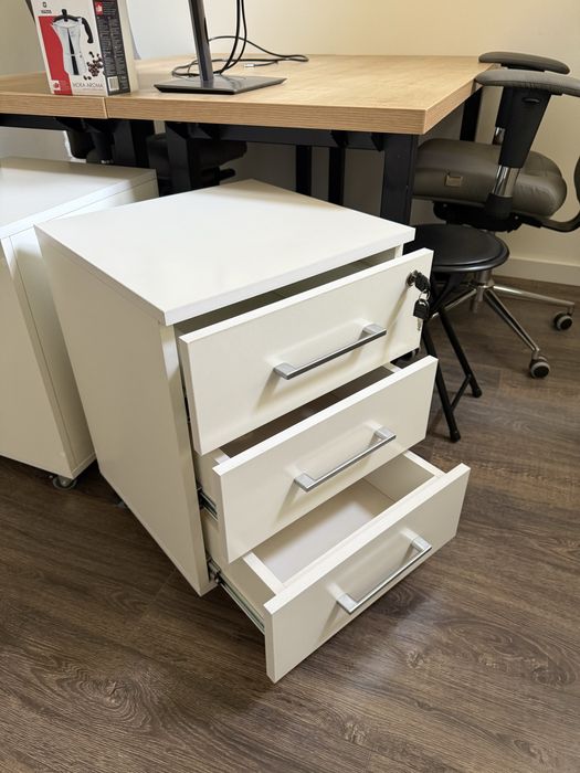 Готова робоча зона: стіл, тумба з замком, крісло Kulik System | Львів