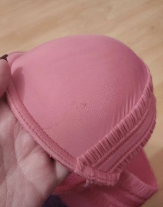 Piękny różowy stanik biustonosz 36D 80D z ozdobną falbanką