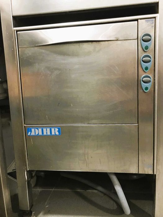 Balcão de inox com lavatório