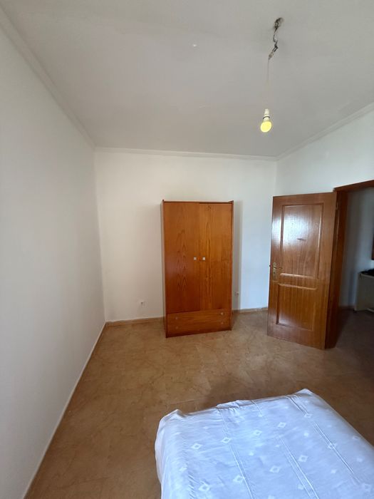 Quarto solteiro para senhoras, 3 min metro Amadora Este