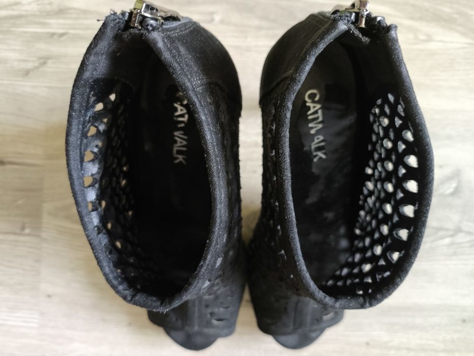 Czarne szpilki ażurowe