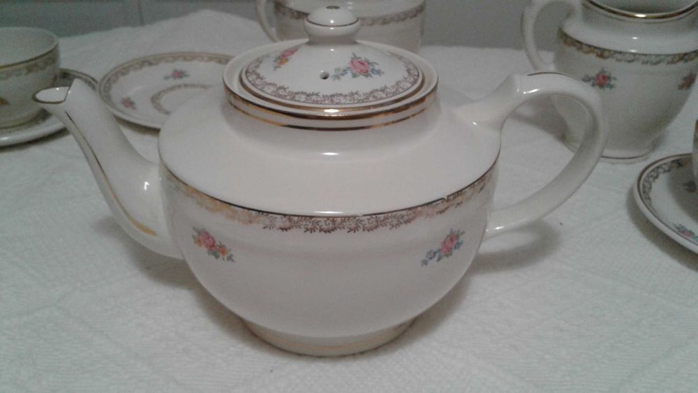 Conjunto de bule, açucareiro, leiteira, 4 chávenas e 6 pires. De 1955.